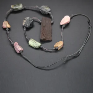 Kette aus Fossilem Holz mit Quarzkristallen